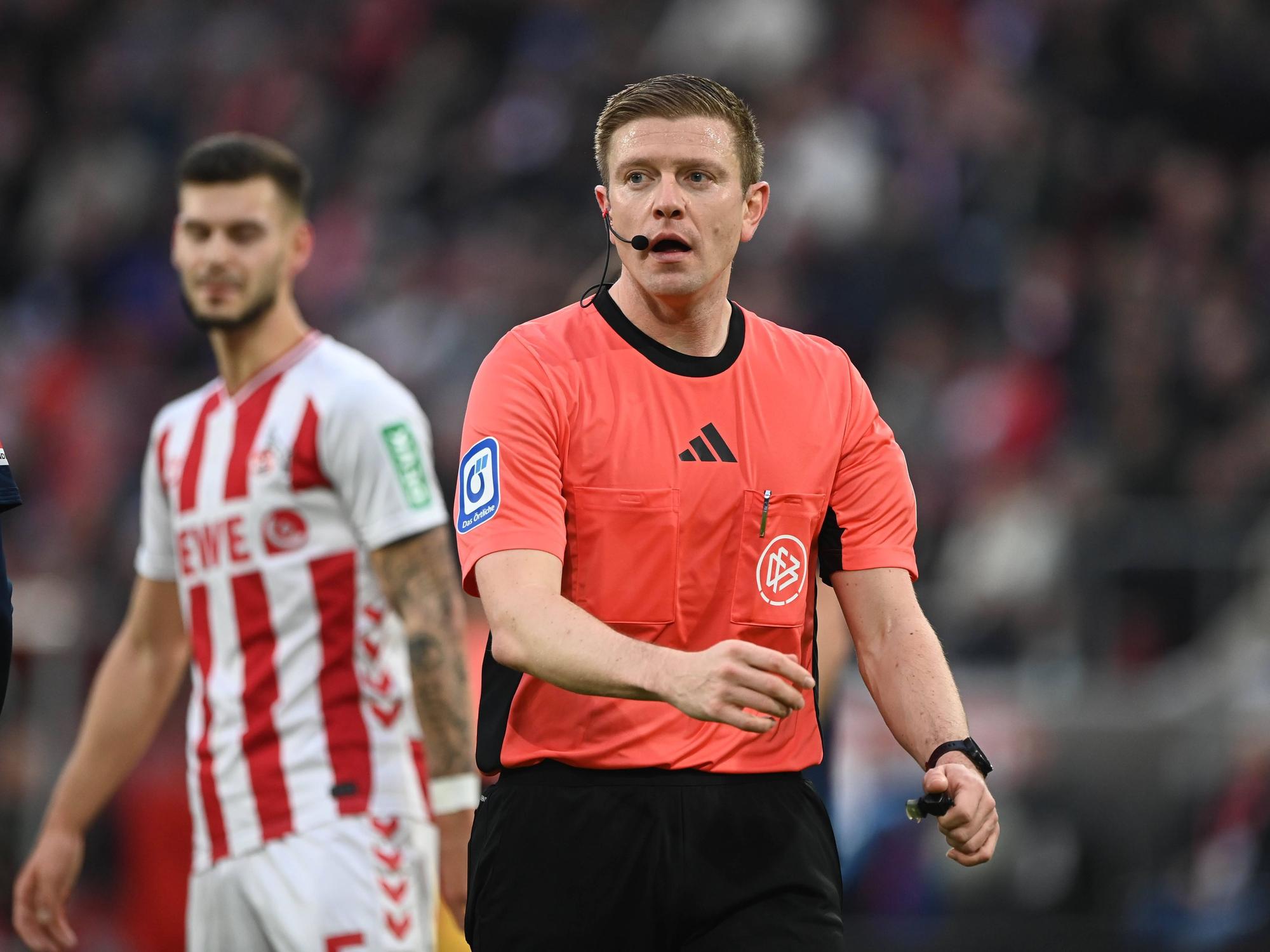 Robert Schröder während der Partie des 1. FC Köln gegen die TSG Hoffenheim auf dem Platz. Hinter ihm ist Tom Krauß verschwommen zu sehen.