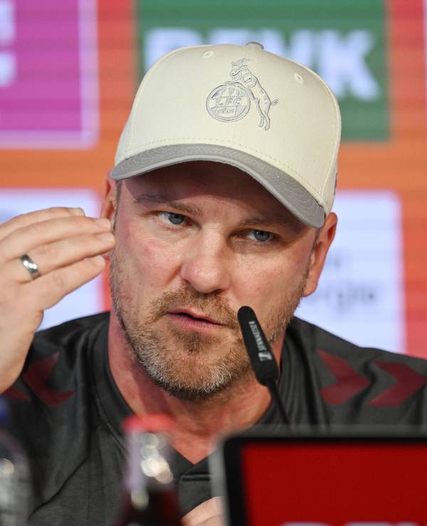 Lukas Kwasniok auf der Pressekonferenz vor dem Spiel gegen TSG Hoffenheim am Geißbockheim.