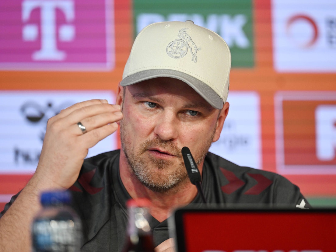 Lukas Kwasniok auf der Pressekonferenz vor dem Spiel gegen TSG Hoffenheim am Geißbockheim.