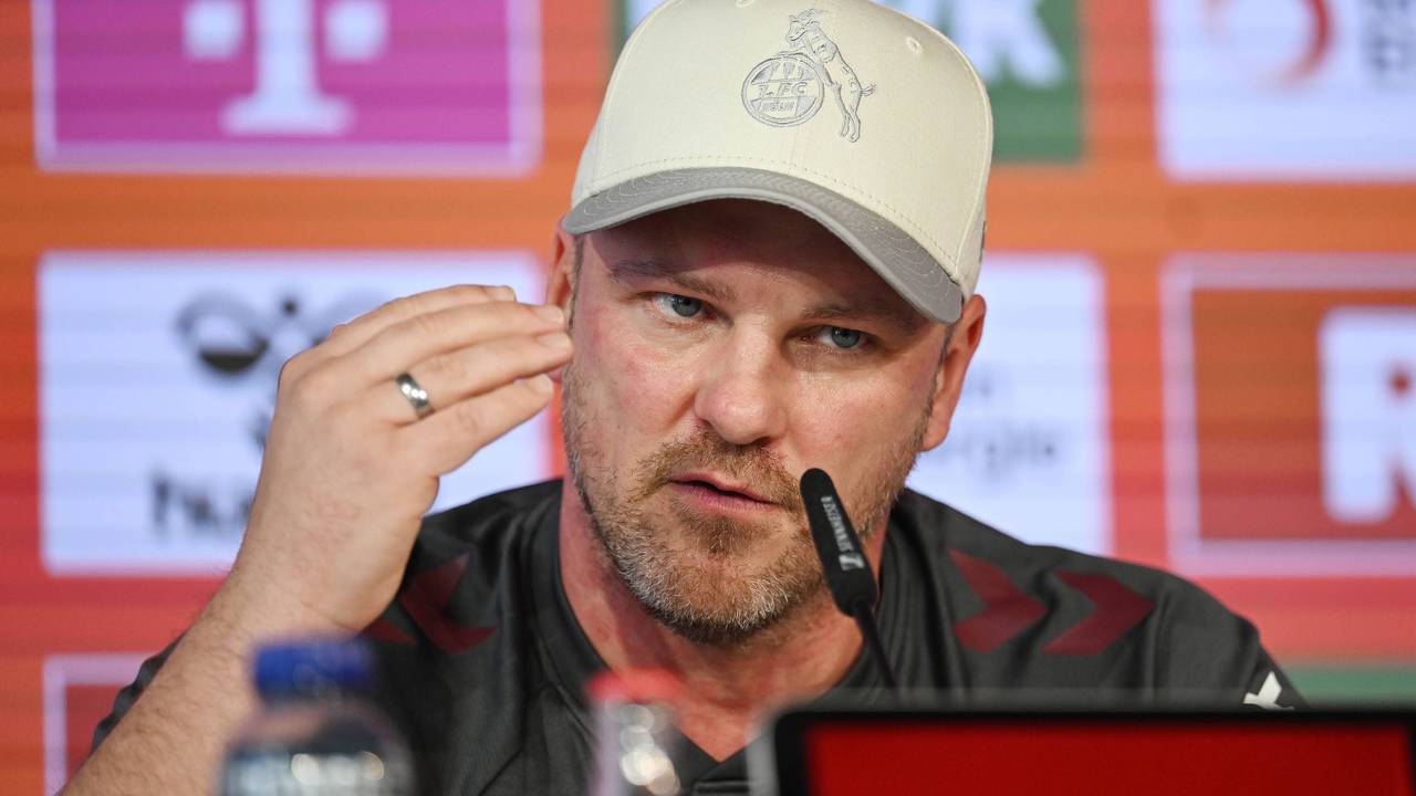 Lukas Kwasniok auf der Pressekonferenz vor dem Spiel gegen TSG Hoffenheim am Geißbockheim.