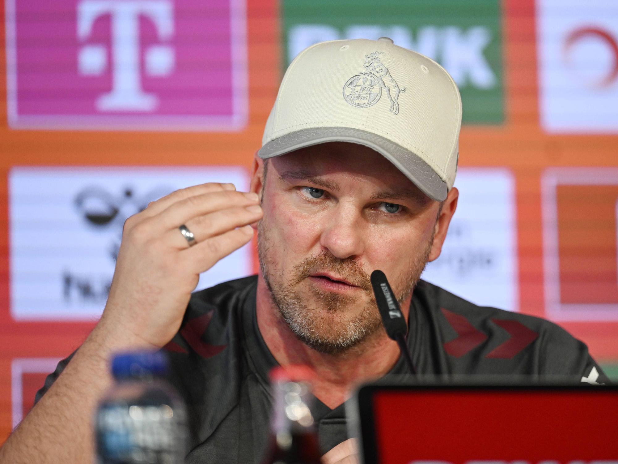 Lukas Kwasniok auf der Pressekonferenz vor dem Spiel gegen TSG Hoffenheim am Geißbockheim.