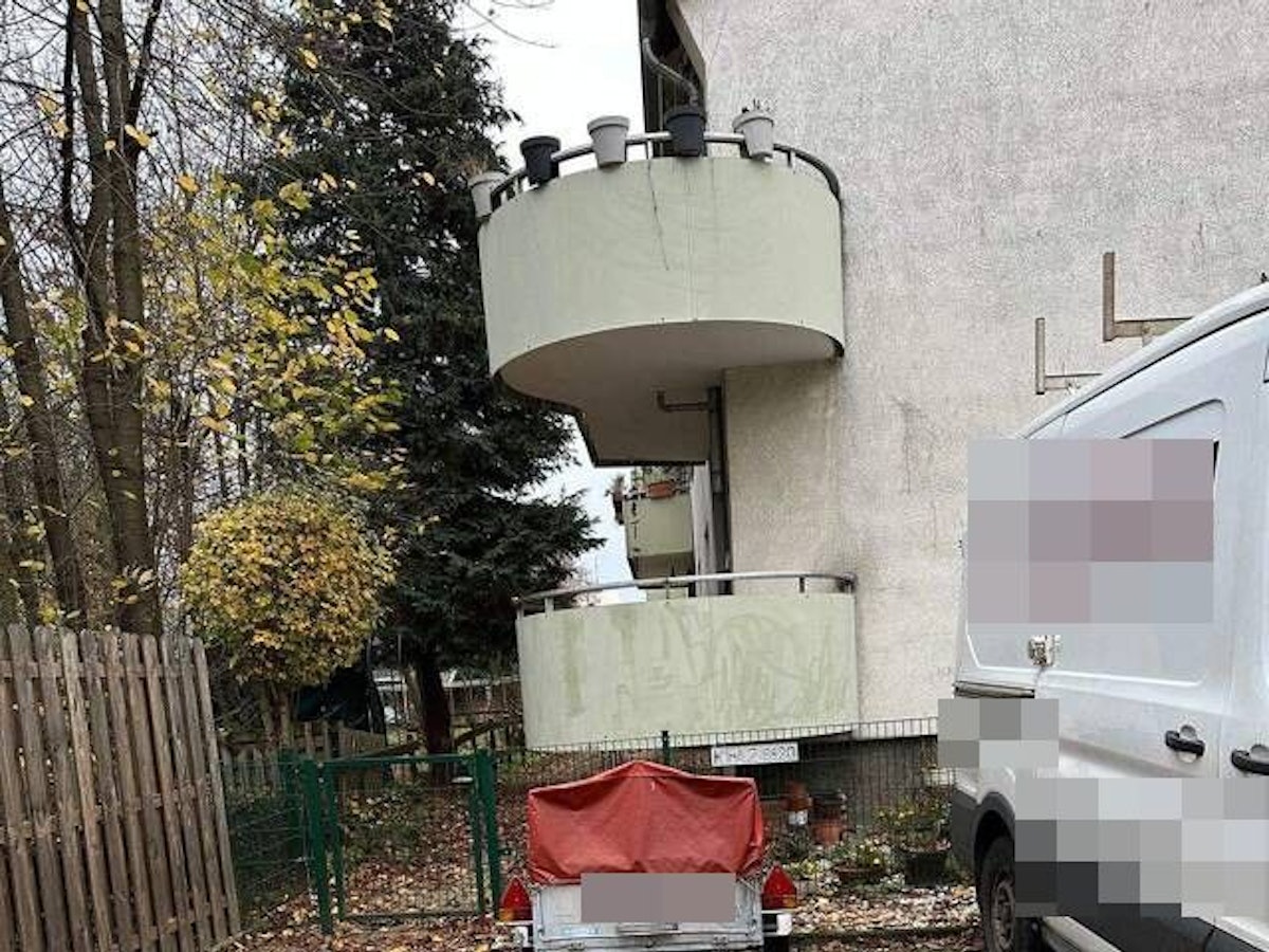 Das Foto zeigt zwei Balkone eines Wohnhauses.