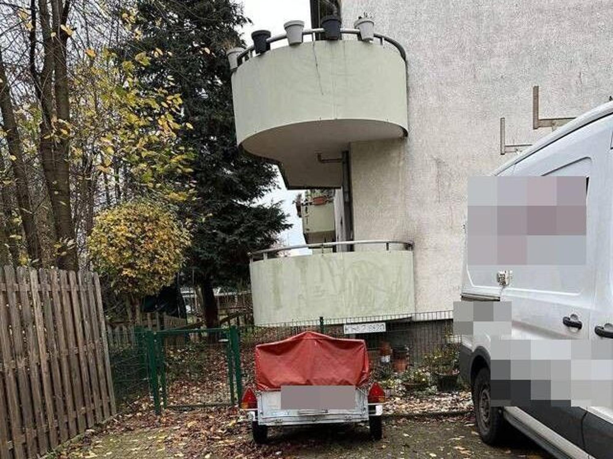 Das Foto zeigt zwei Balkone eines Wohnhauses.