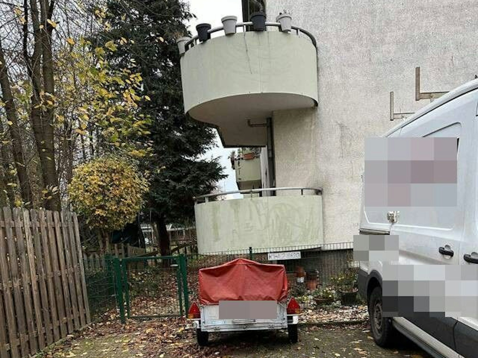 Das Foto zeigt zwei Balkone eines Wohnhauses.