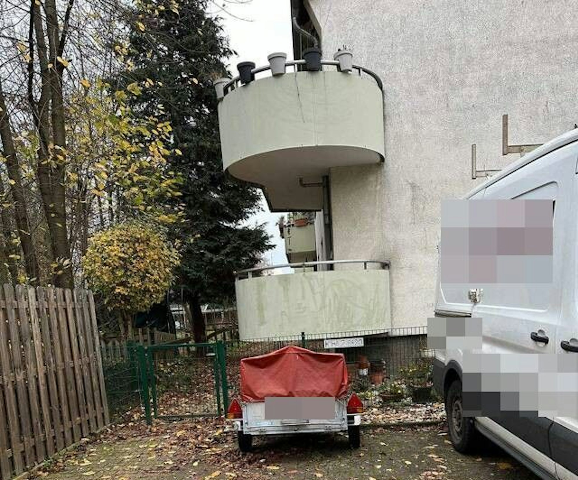 Eine Wohnung mit Balkon wollte Peter Schwung in diesem Gebäude in Köln-Porz mieten. Das Foto stammt aus der Wohnungsanzeige.