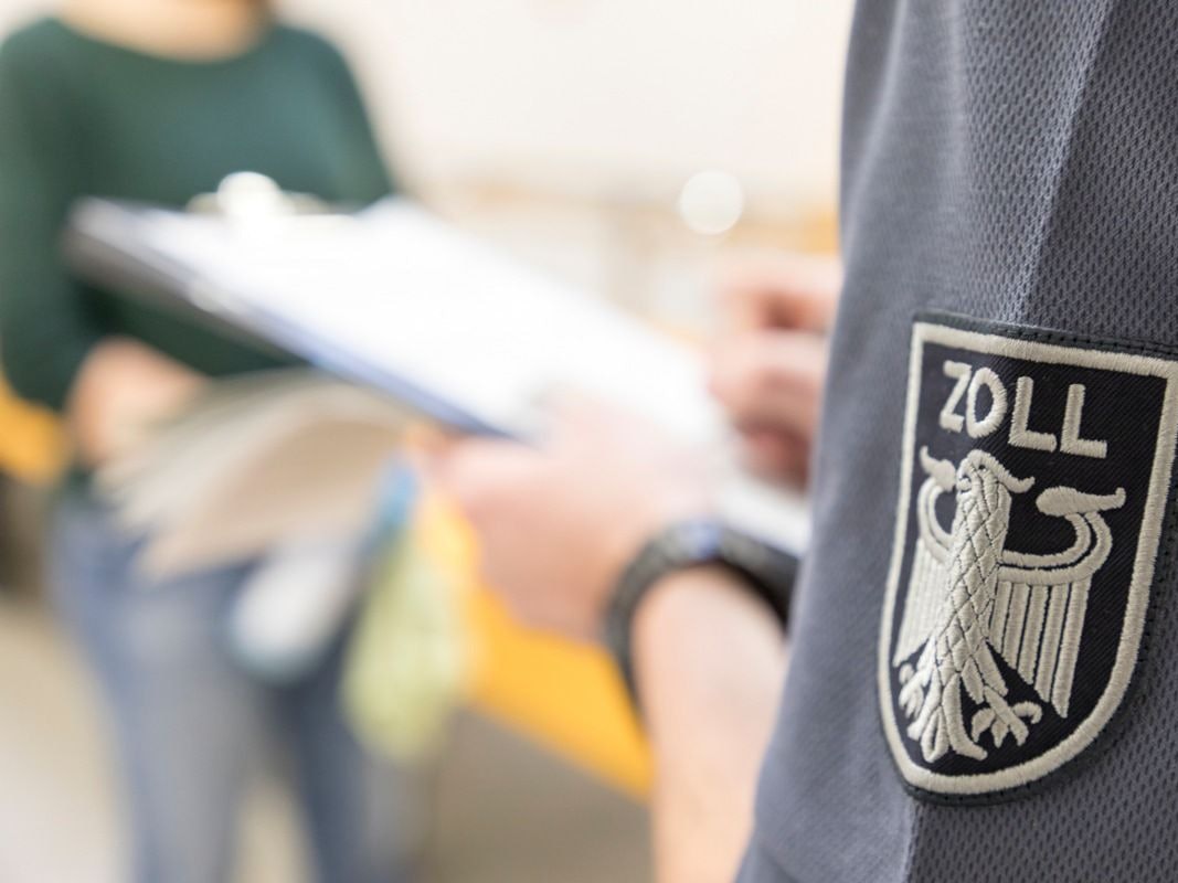 Zollkontrolle in einem Barbershop in Köln-Mülheim.