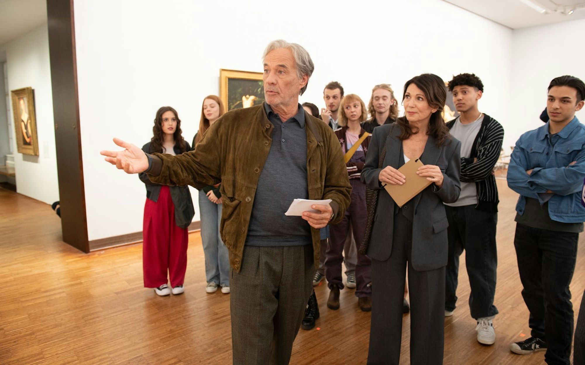 Walter (Heiner Lauterbach) möchte Kunstprofessorin Alice (Iris Berben) beeindrucken, deshalb schreibt er sich als Student in einen ihrer Kurse ein. (Bild: Leonine/Jürgen Olczyk)