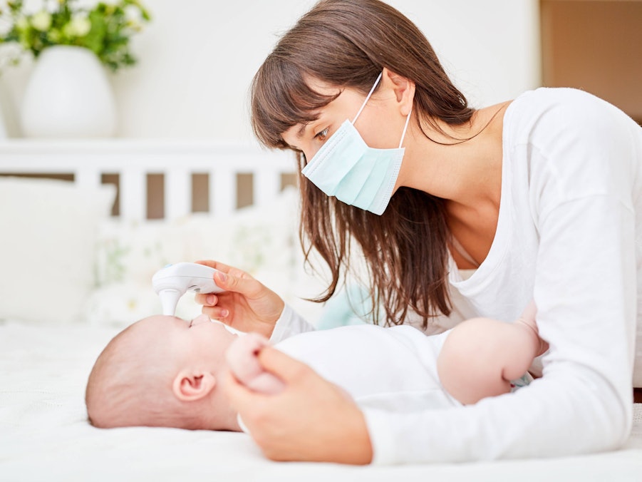 Mutter misst Fieber bei Baby