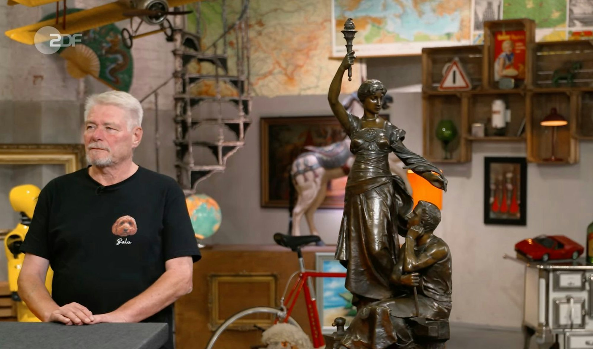 Eine Bronzestatuette stammte laut Bianca Berding im Entwurf um 1890 von dem französischen Bildhauer Henri Levasseur und war Anfang des 20. Jahrhunderts in Paris gegossen worden. Der Verkäufer wünschte sich 800 Euro. Berding schätzte 2.000 bis 2.500 Euro und Händler Suppes zahlte 1.800 Euro für die Schutzpatronin der Arbeit. (Bild: ZDF)