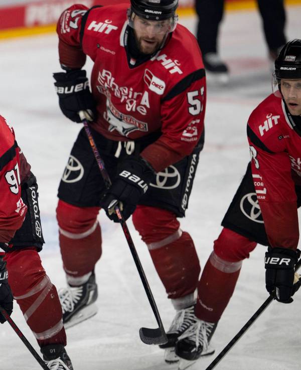 Die Spieler der Kölner Haie im Spiel gegen Dresden auf dem Feld.