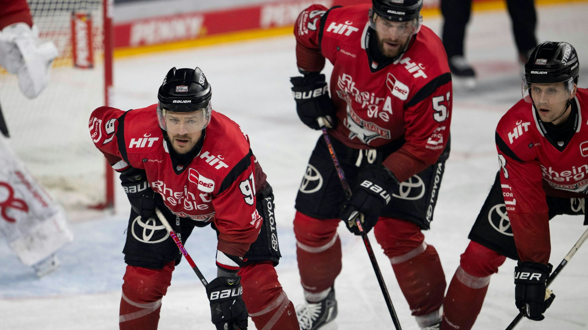 Die Spieler der Kölner Haie im Spiel gegen Dresden auf dem Feld.