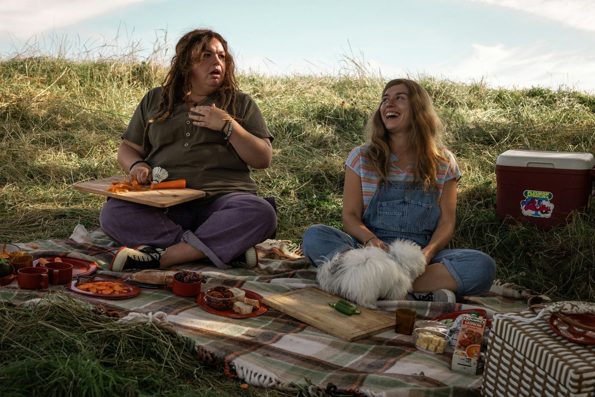 Kat (Marjan De Schutter, links) und Anna (Emma Rotsaert) erlebten unbeschwerte Momente auf der Spanienreise mit ihren Eltern. (Bild: ZDF und Michel Vertongen)