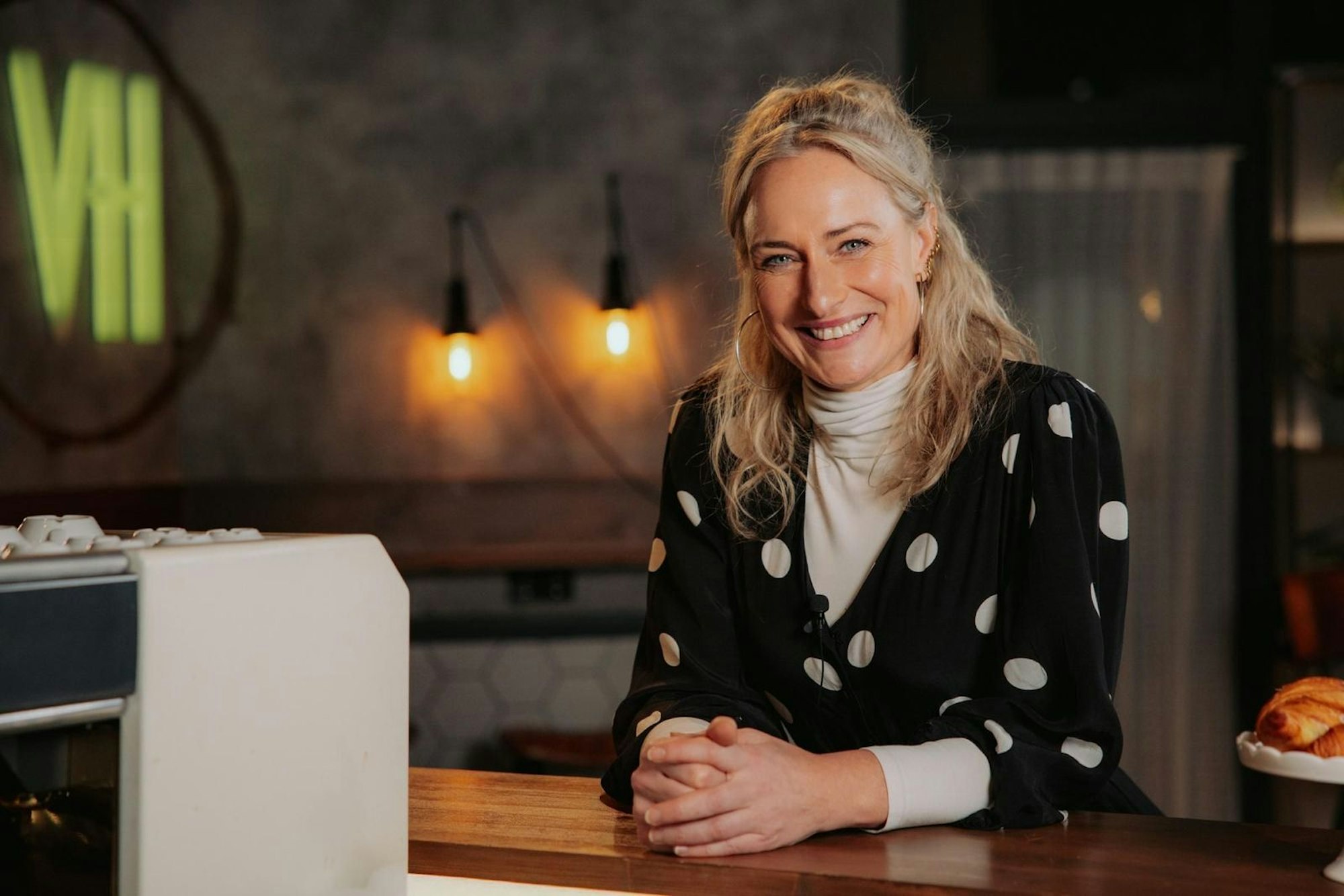 Eva Mona Rodekirchen spricht beim „GZSZ-Bargeflüster“ offen über ihre Wechseljahre. (Bild: RTL/Anna Riedel)