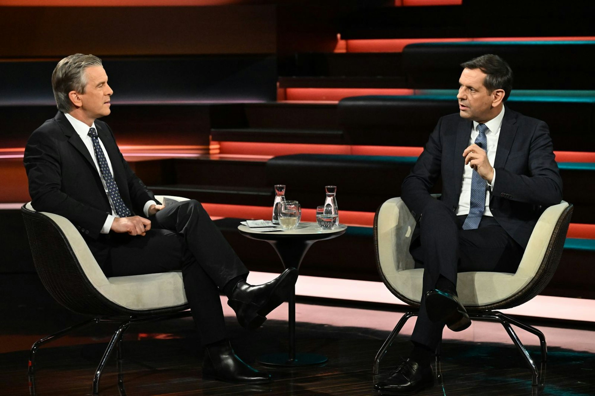 Im Gespräch mit Lanz erläuterte Olaf Lies, inwiefern Trumps Zölle die deutsche Autoindustrie betreffen. (Bild: ZDF / Cornelia Lehmann)