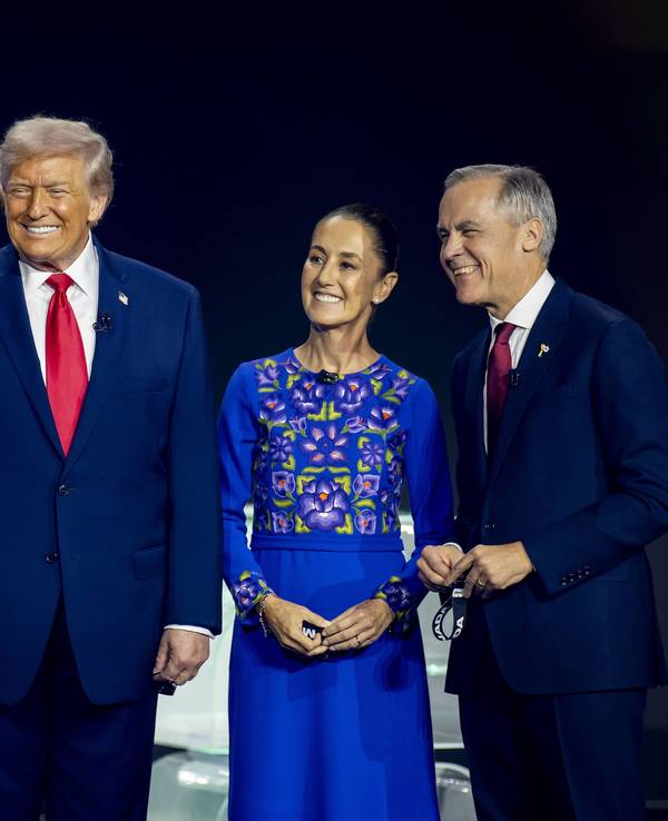 Gianni Infantino macht ein Selfie mit Donald Trump, Mexikos Präsidentin Claudia Sheinbaum und Kanadas Premierminister Mark Carney.