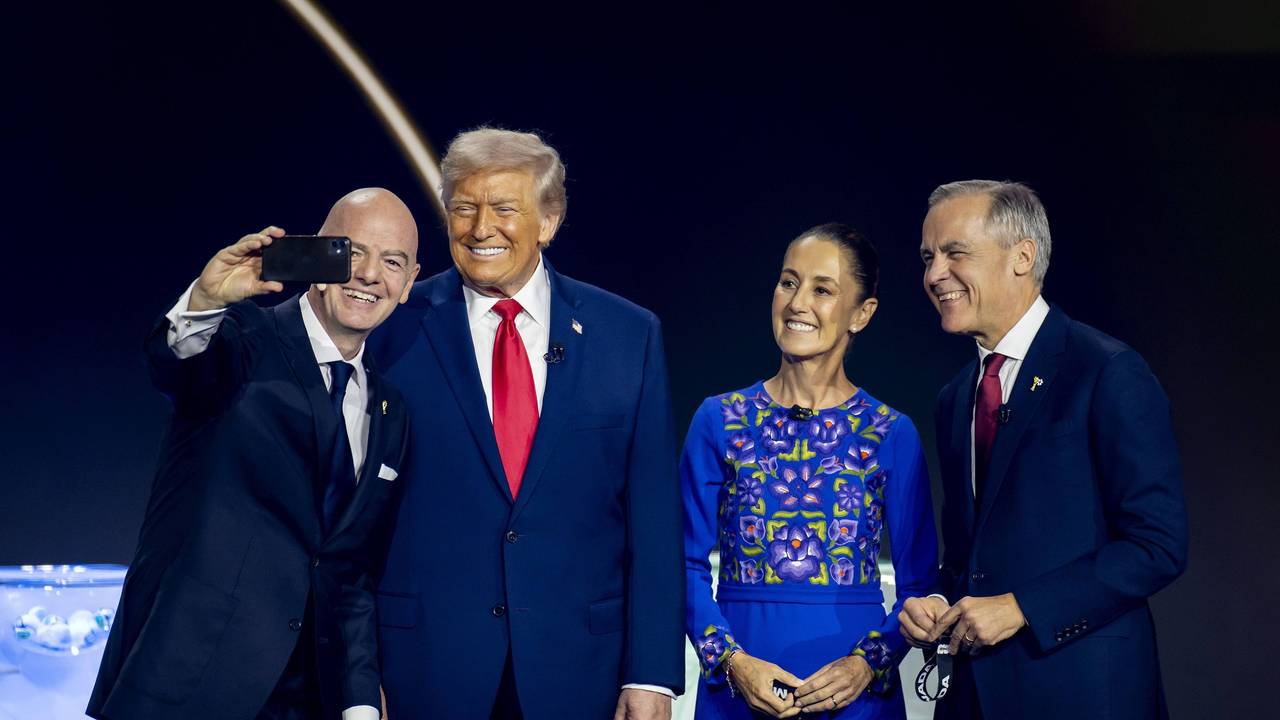 Gianni Infantino macht ein Selfie mit Donald Trump, Mexikos Präsidentin Claudia Sheinbaum und Kanadas Premierminister Mark Carney.