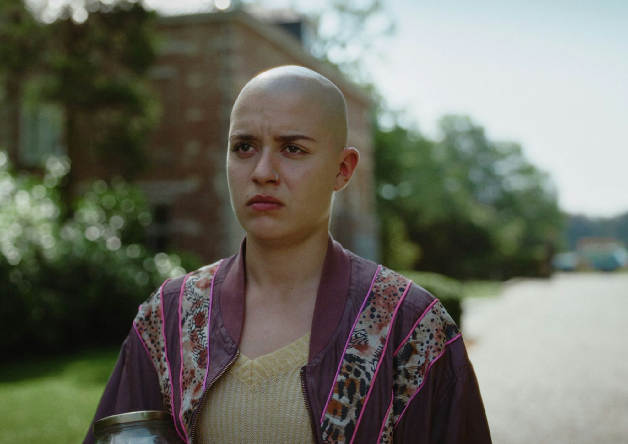 Anna (Emma Rotsaert) ist unheilbar an Krebs erkrankt. (Bild: ZDF und Michel Vertongen)