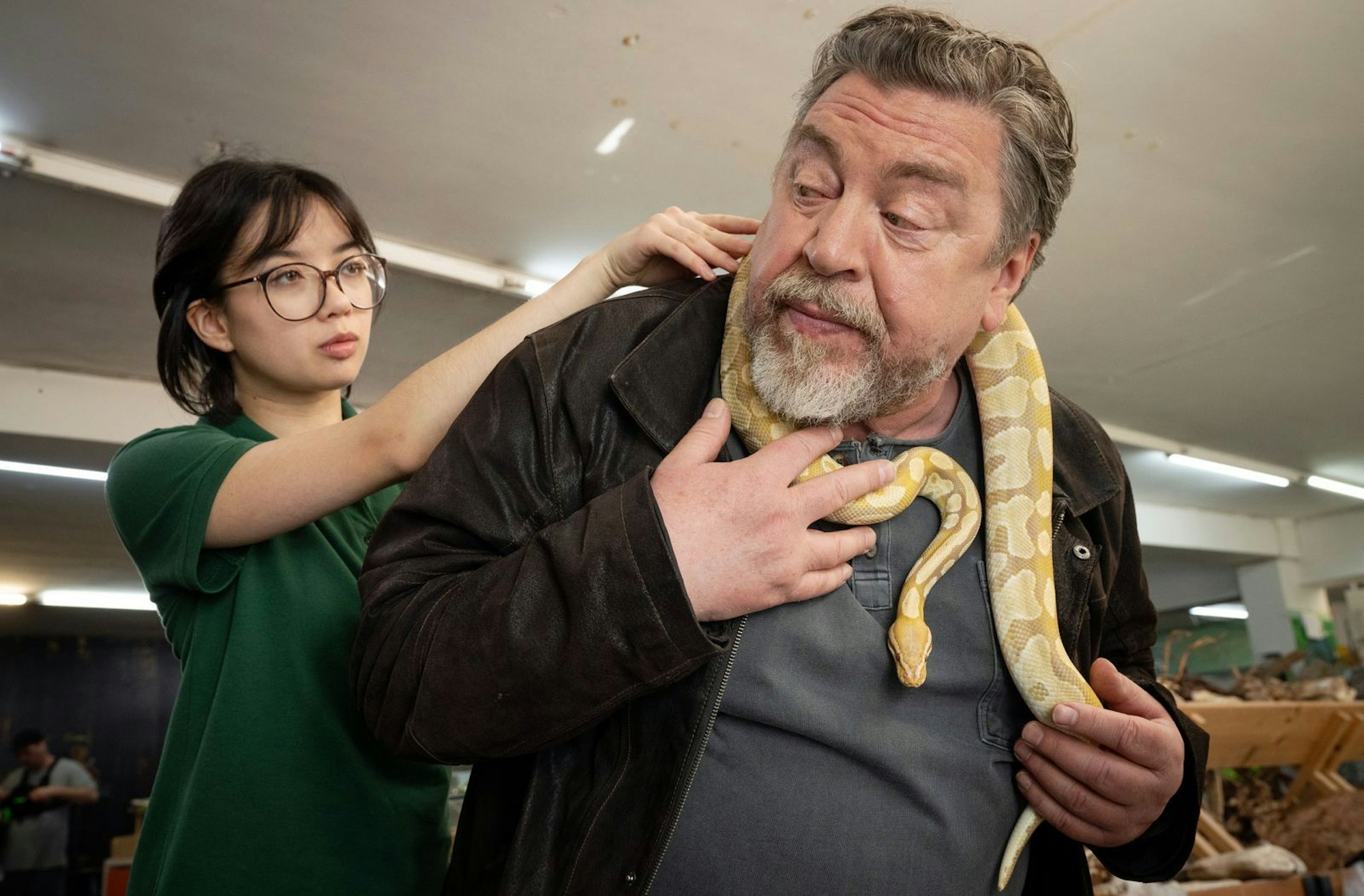 Damit Tida (Purnima Grätz) wieder in die Schule geht, hilft ihr Günther Kuballa (Armin Rohde) beim Nebenjob in der Tierhandlung. (Bild: WDR/Bavaria Fiction/Thomas Kost)