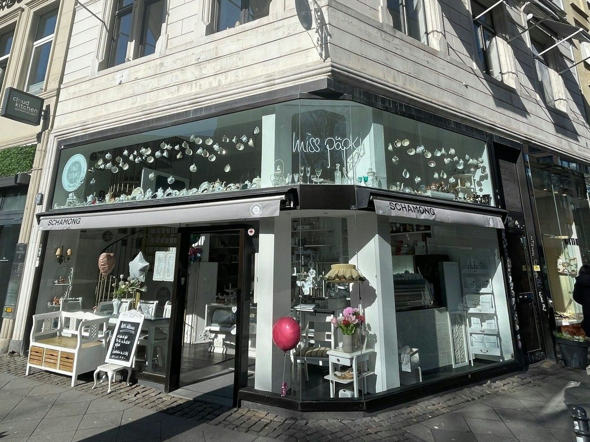 In einem Eckhaus befindet sich unten ein Café.