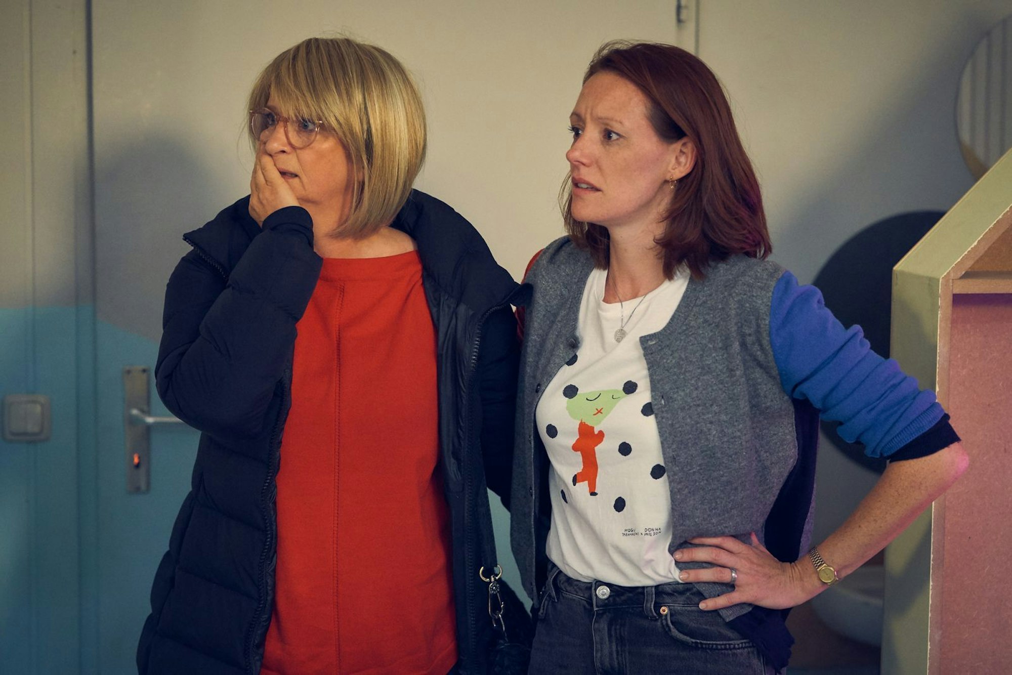 In der Serie „Andere Eltern“ spielte Lavinia Wilson (rechts) die Tochter der vermisst geglaubten Ini (Johanna Gastdorf). (Bild: ZDF / Frank Dicks)