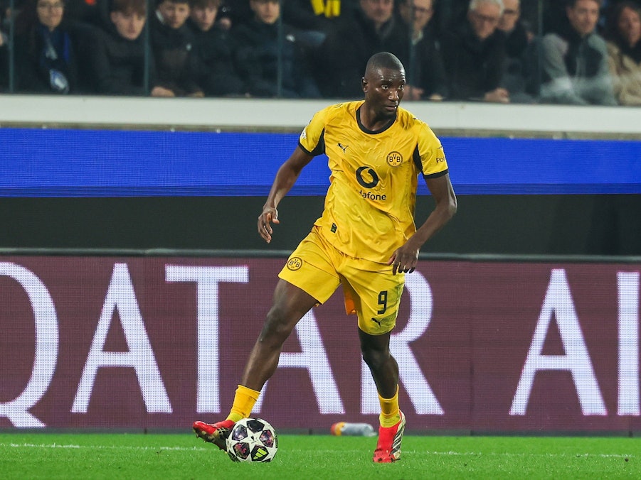 Serhou Guirassy mit Ball in Aktion.