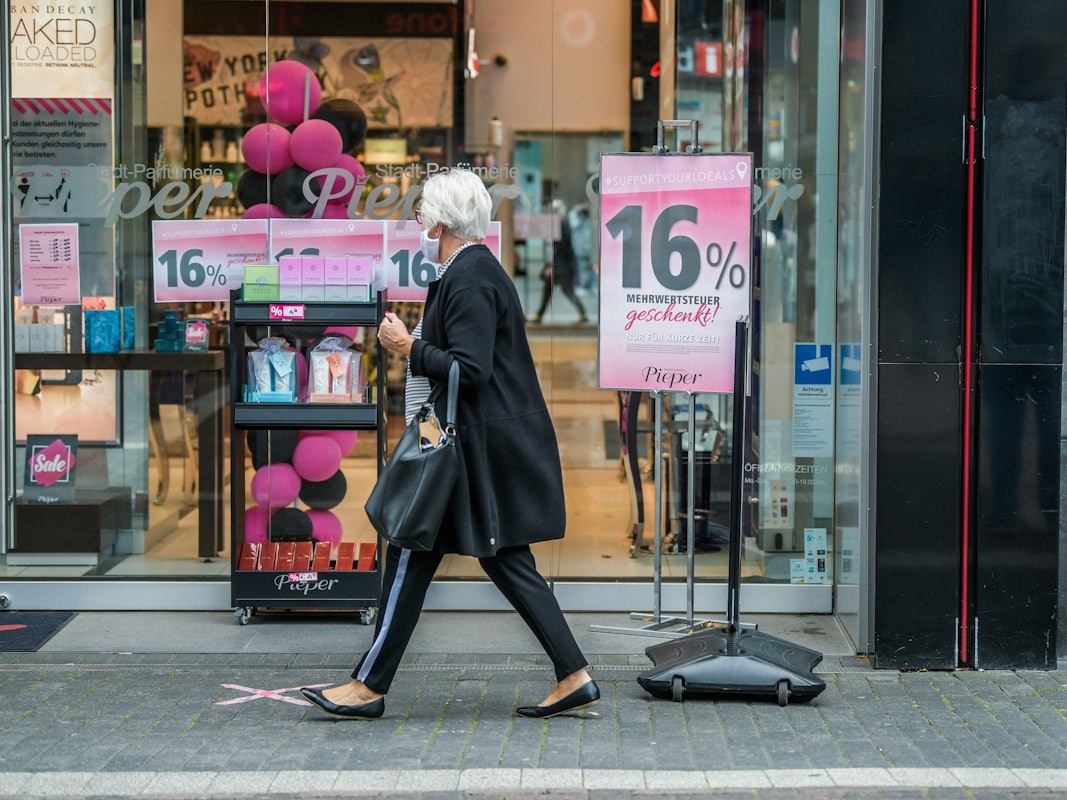 Eine Passantin läuft vor der Parfümerie Pieper entlang (Symbolbild).