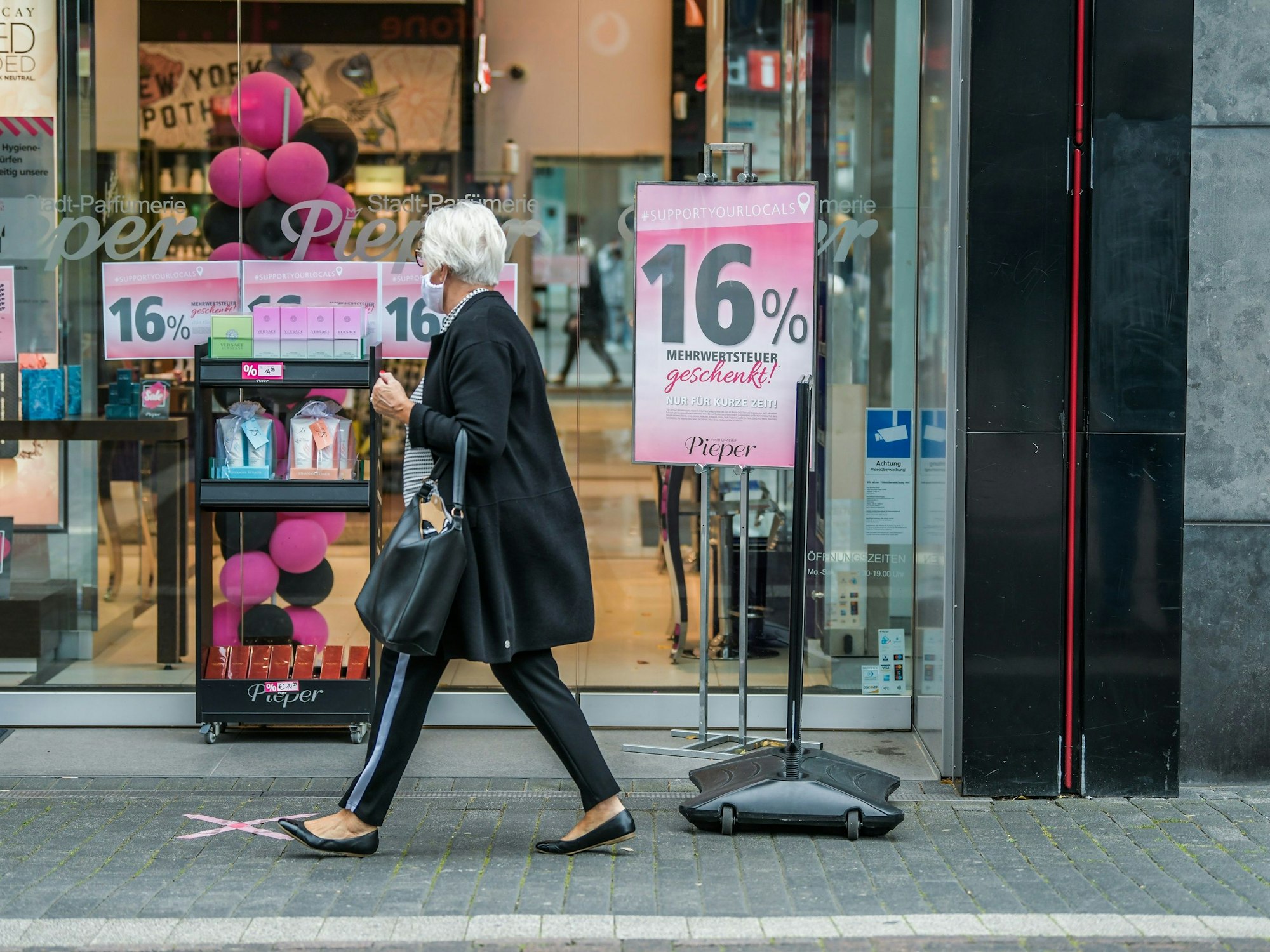 Eine Passantin läuft vor der Parfümerie Pieper entlang (Symbolbild).