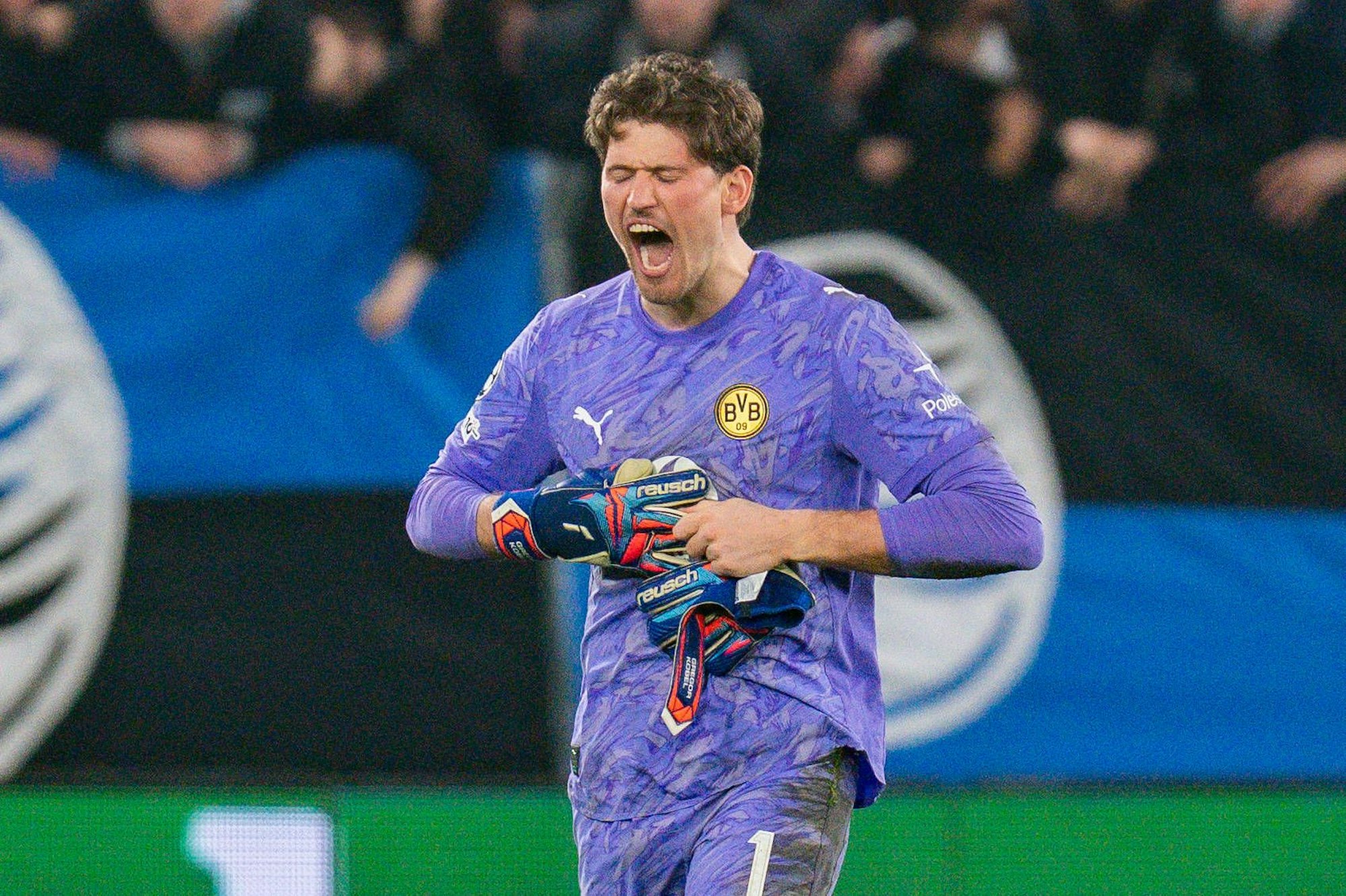 BVB-Keeper Gregor Kobel schreit verärgert beim Spiel gegen Bergamo