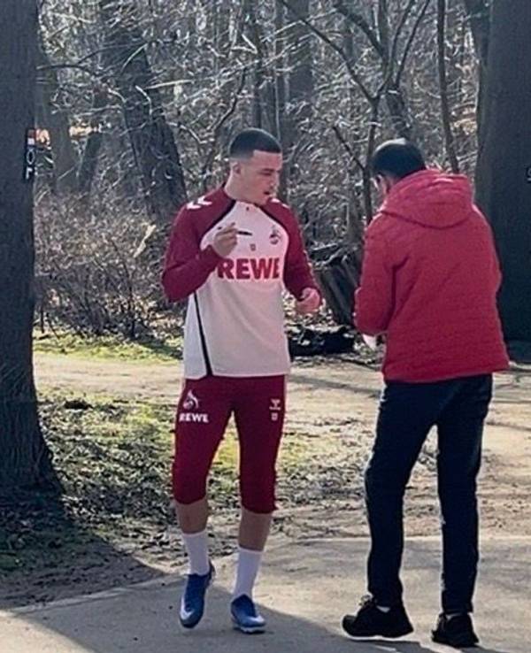 Said El Mala gibt einem Fan ein Autogramm.