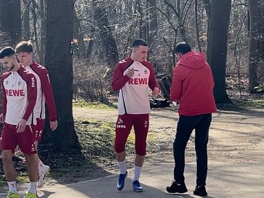 Said El Mala gibt einem Fan ein Autogramm.