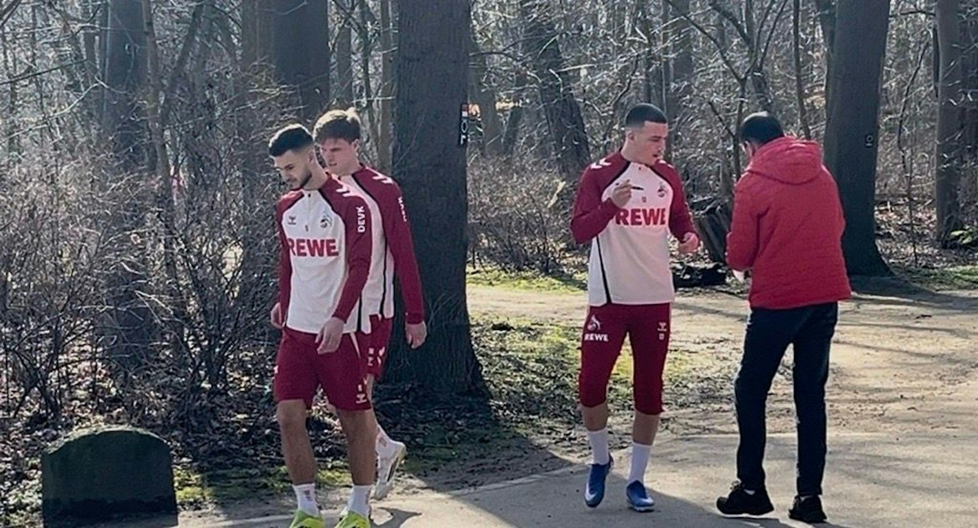 Said El Mala gibt einem Fan ein Autogramm.