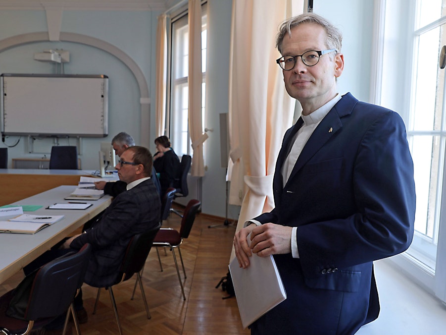 Johannes Block in Anzug und Konferenzraum