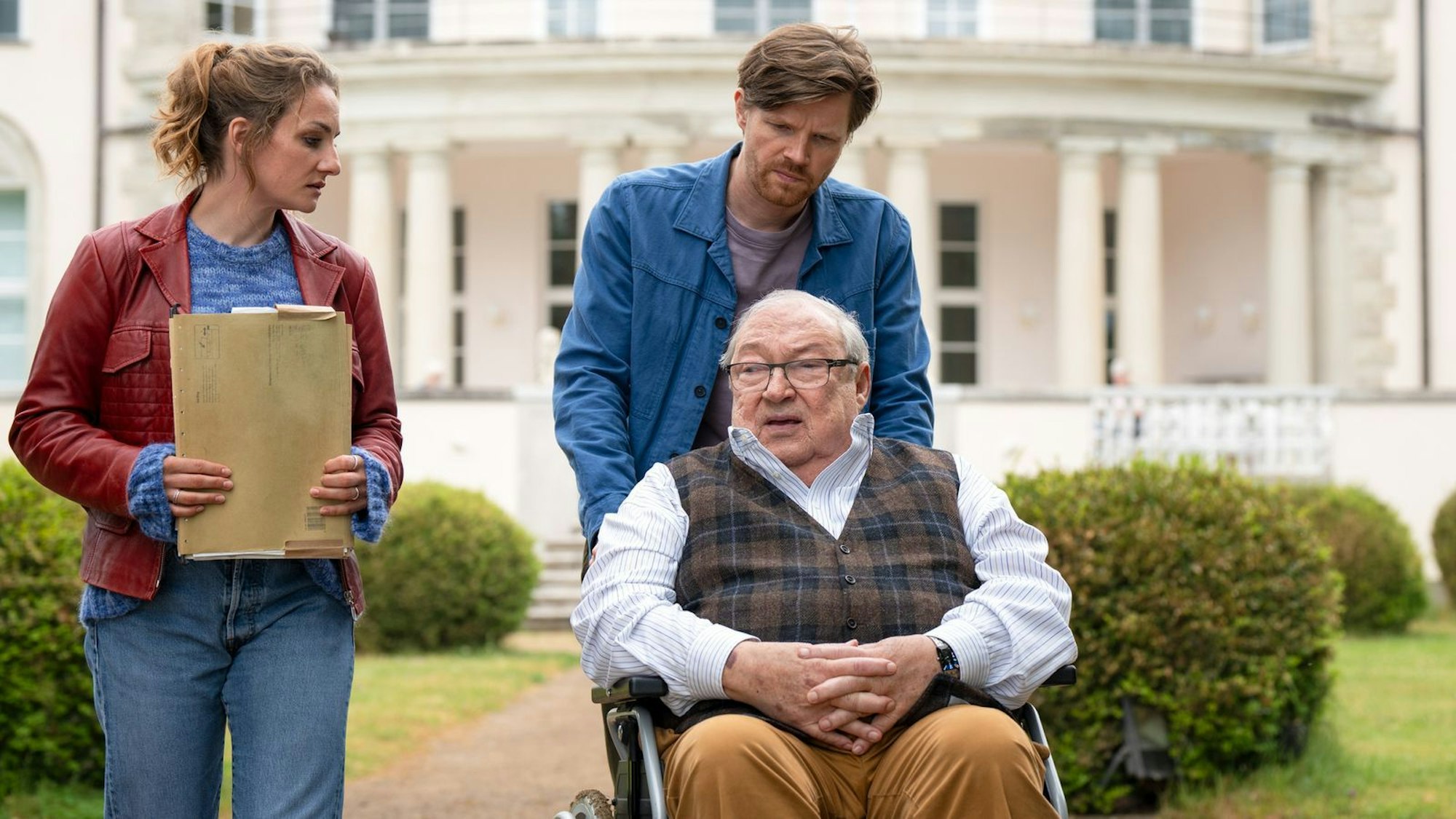 Inzwischen übernimmt Jaecki Schwarz (Bild, vorne) nur noch kleinere Rollen wie etwa in der ZDF-Herzkino-Reihe „Mit Herz und Holly“. (Bild: ZDF / Christine Schroeder)