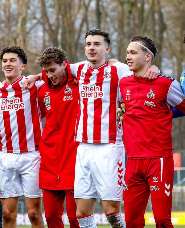 Torhüter Mikolaj Marutzki (r.) feiert nach dem Spiel mit seinen Teamkollegen.
