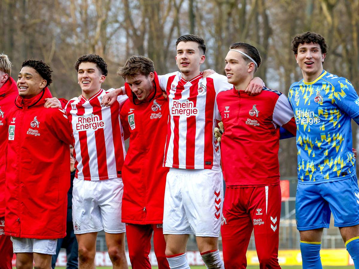 Torhüter Mikolaj Marutzki (r.) feiert nach dem Spiel mit seinen Teamkollegen.