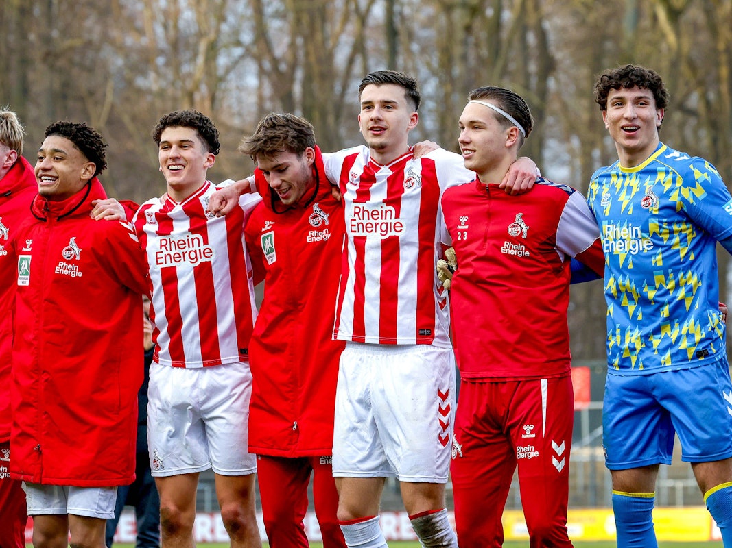 Torhüter Mikolaj Marutzki (r.) feiert nach dem Spiel mit seinen Teamkollegen.