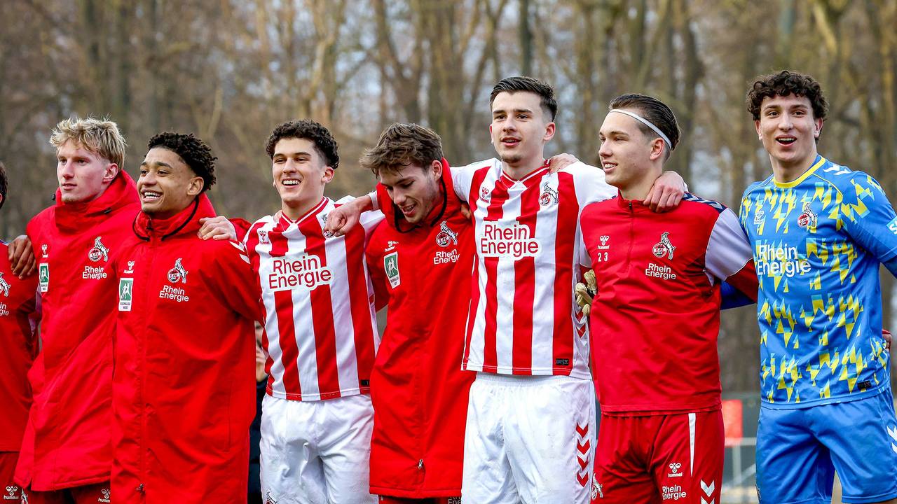 Torhüter Mikolaj Marutzki (r.) feiert nach dem Spiel mit seinen Teamkollegen.