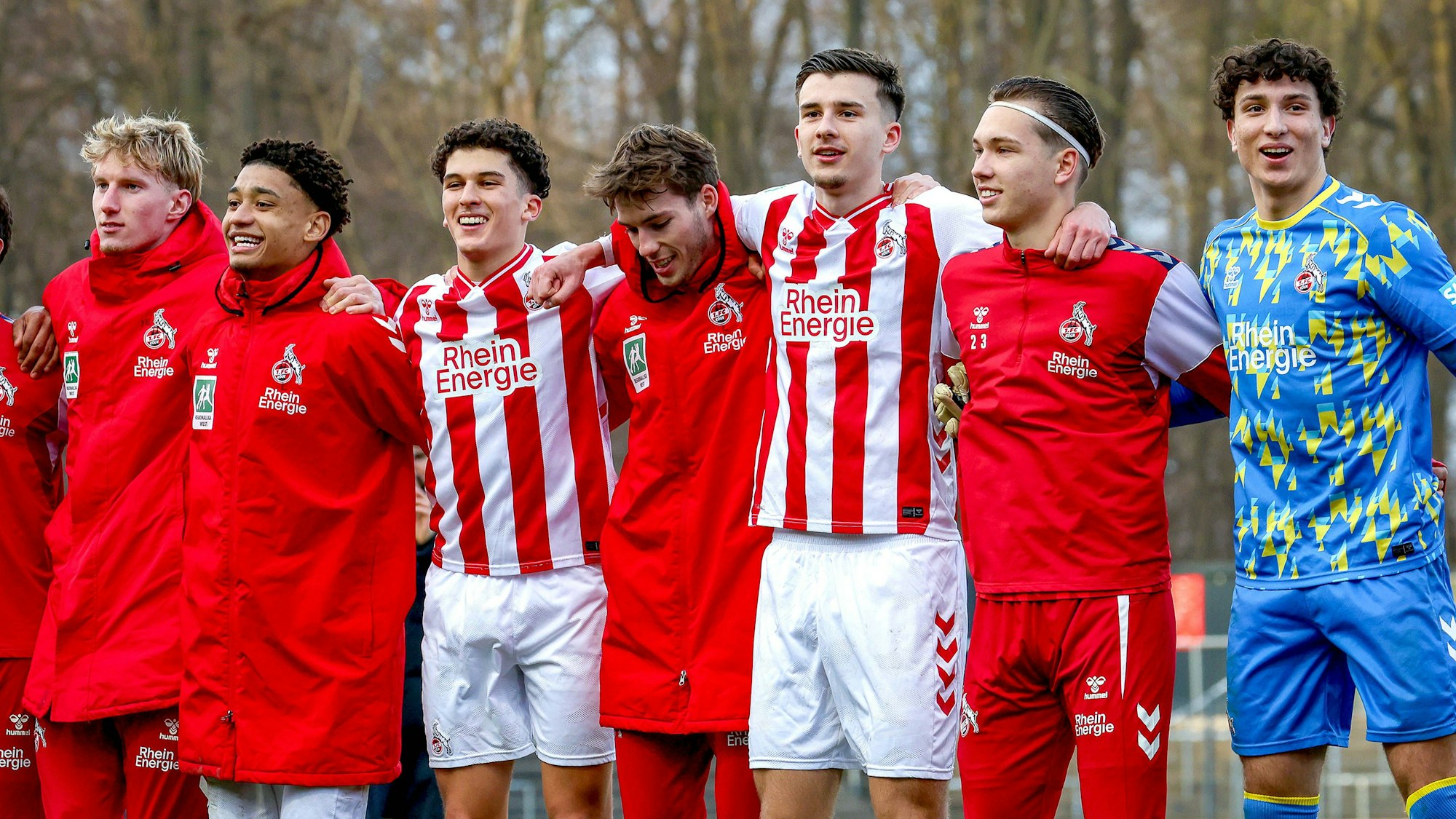 Torhüter Mikolaj Marutzki (r.) feiert nach dem Spiel mit seinen Teamkollegen.