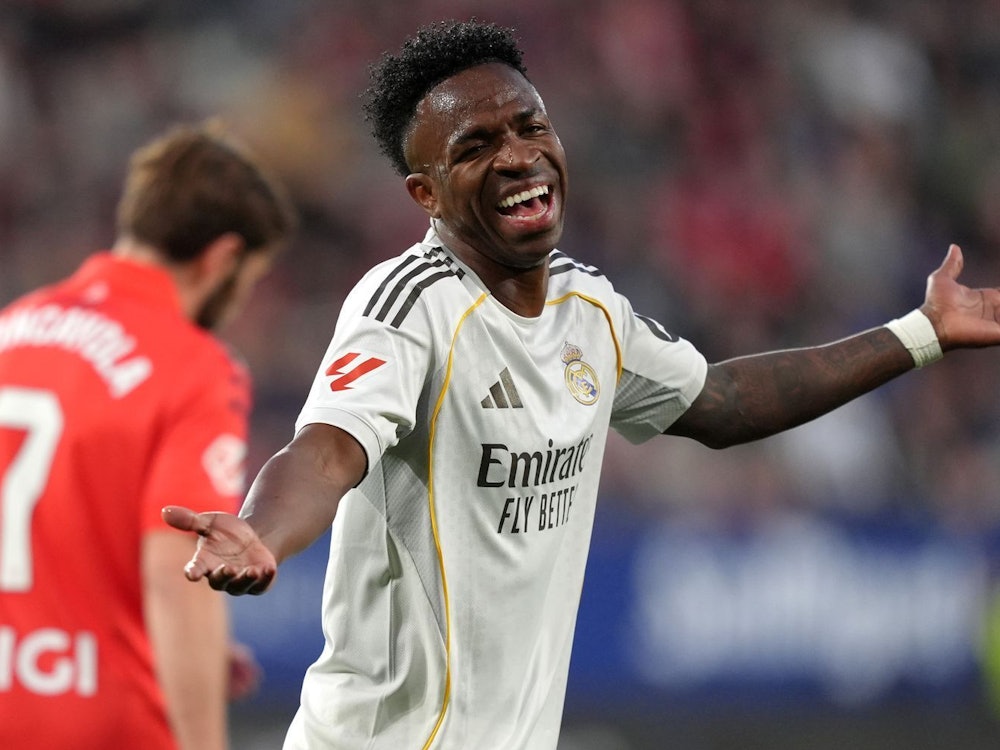Vinicius Junior hatte beim Sieg von Real Madrid in der Champions-League-Partie gegen Benfica Lissabon viel Grund zum Jubeln. Bei einigen DAZN-Zuschauern sah das kurz vor Spielende anders aus ... (Bild: 2026 Getty Images/Juan Manuel Serrano Arce)