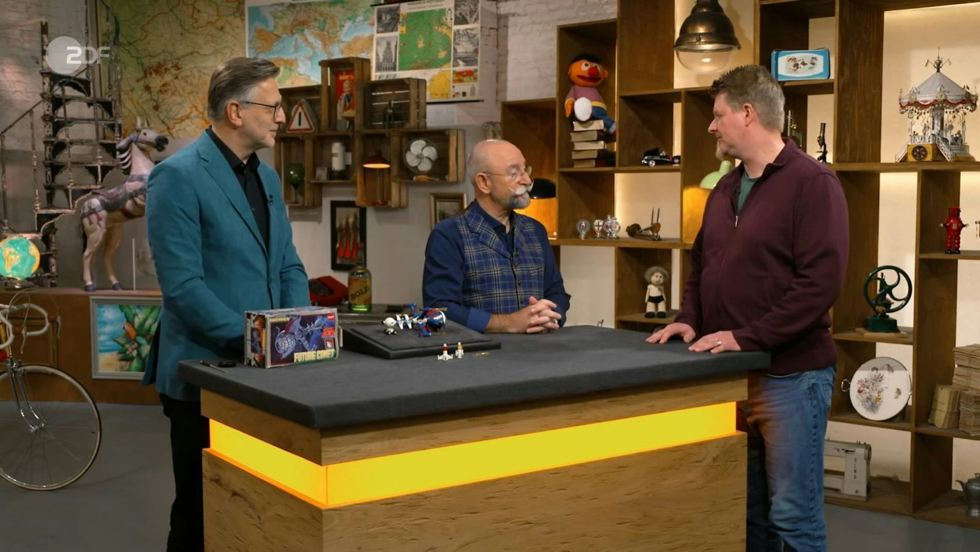 Für seine Kinder sei das Spielzeug „ein bisschen filigran“. Deshalb wollte es Jörg (rechts) bei „Bares für Rares“ veräußern. (Bild: ZDF)