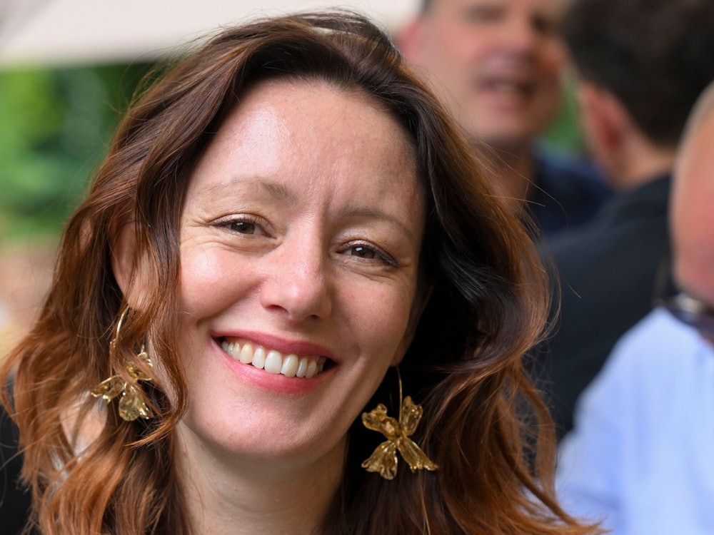 „Den Hamburgern oder Niedersachsen traut man coole Leute sofort zu, aber Bayern ist auf Wirtshaushumor abonniert“, sagt Lavinia Wilson (2025, beimhe Filmfest München), Star des neuen „Garmisch-Krimis“ im ZDF. „Aber es gibt auch andere Menschen auch auf dem Land, und das zeigen wir.“ (Bild: 2025 Getty Images/Hannes Magerstaedt)