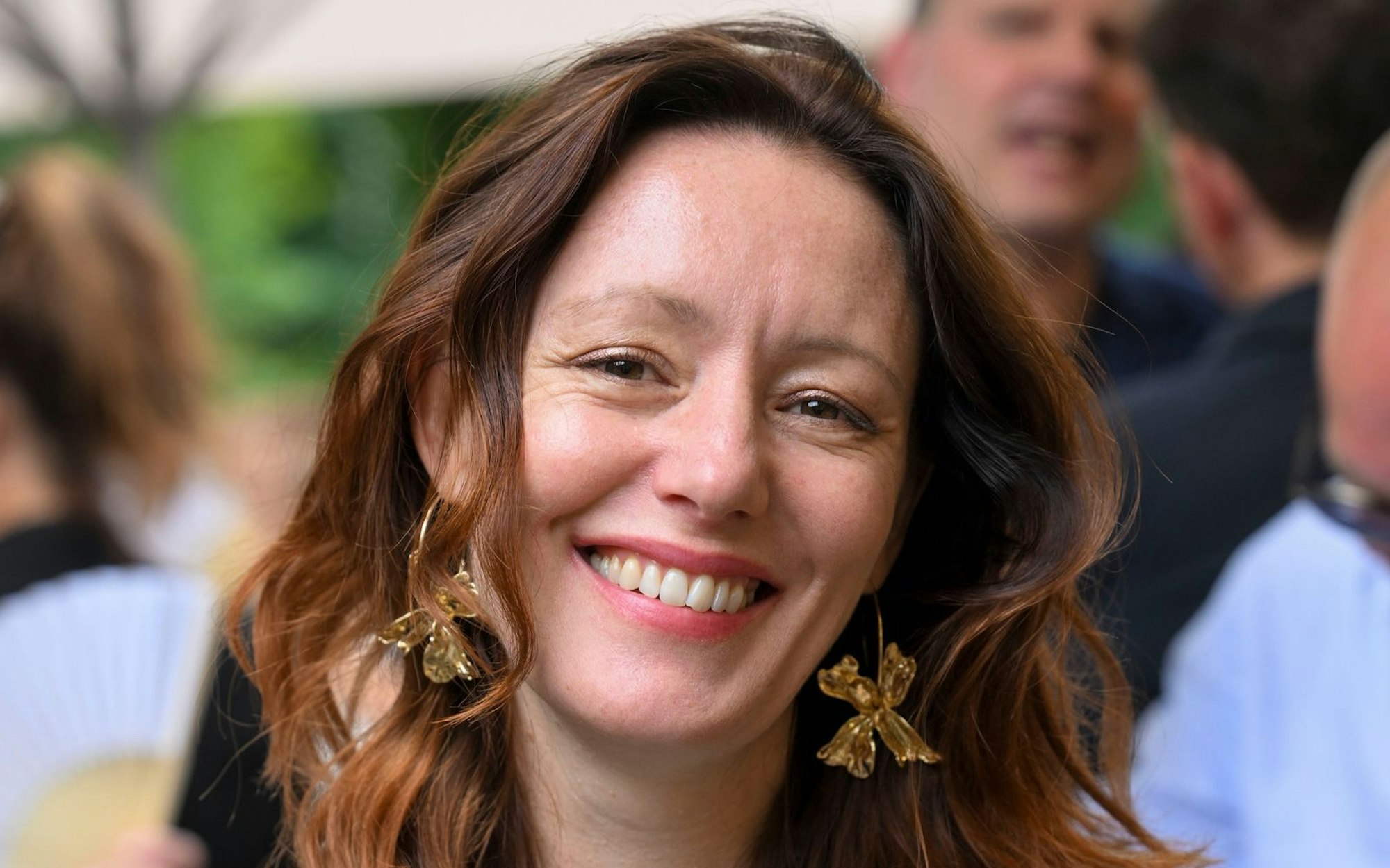 „Den Hamburgern oder Niedersachsen traut man coole Leute sofort zu, aber Bayern ist auf Wirtshaushumor abonniert“, sagt Lavinia Wilson (2025, beimhe Filmfest München), Star des neuen „Garmisch-Krimis“ im ZDF. „Aber es gibt auch andere Menschen auch auf dem Land, und das zeigen wir.“ (Bild: 2025 Getty Images/Hannes Magerstaedt)