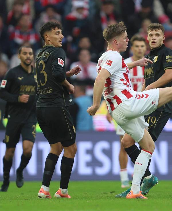 Marius Bülter behauptet den Ball gegen Dimitrios Giannoulis und Robin Fellhauer.