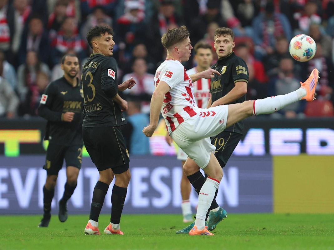 Marius Bülter behauptet den Ball gegen Dimitrios Giannoulis und Robin Fellhauer.