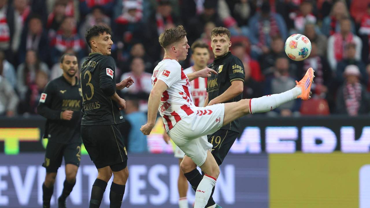 Marius Bülter behauptet den Ball gegen Dimitrios Giannoulis und Robin Fellhauer.