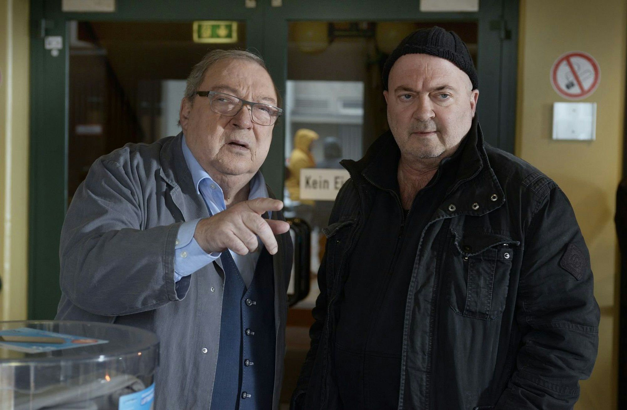 Seit Beginn der Serie ist er Teil des „starken Teams“: Als ehemaliger Volkspolizist „Sputnik“ greift Jaecki Schwarz (links) dem Team um Kommissare Otto Garber (Florian Martens) immer wieder unter die Arme. (Bild: ZDF / Katrin Knoke)