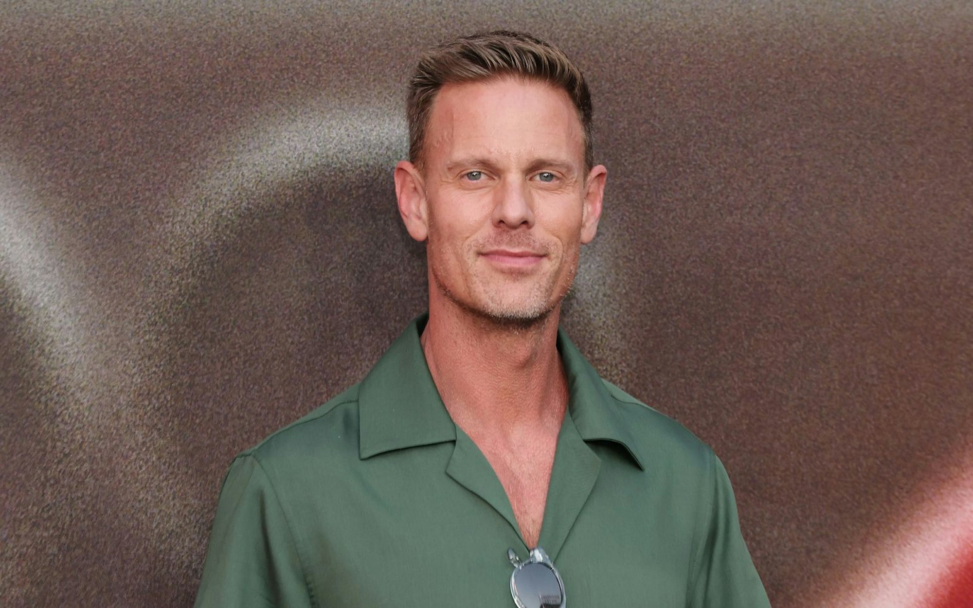 Leidtragender der Causa Barrera war auch Christopher Landon. Er wurde im Netz fälschlicherweise beschuldigt, für die Entlassung Barreras verantwortlich gewesen zu sein. Man warf ihm Solidarität mit „Kindermördern“ vor und drohte, ihn und seine Familie umzubringen. Am Ende ermittelte sogar die FBI und Landon sah sich gezwungen, den Regieposten abzugeben. (Bild: 2025 Getty Images/Amy Sussman)