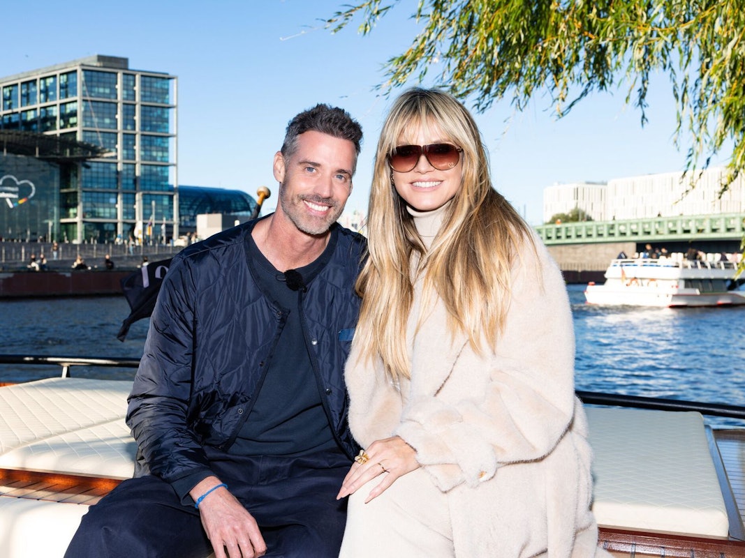 Andreas Ortner und Heidi Klum wollen die Boys in 50er-Badeklamotten sehen. (Bild: ProSieben/Daniel Graf)