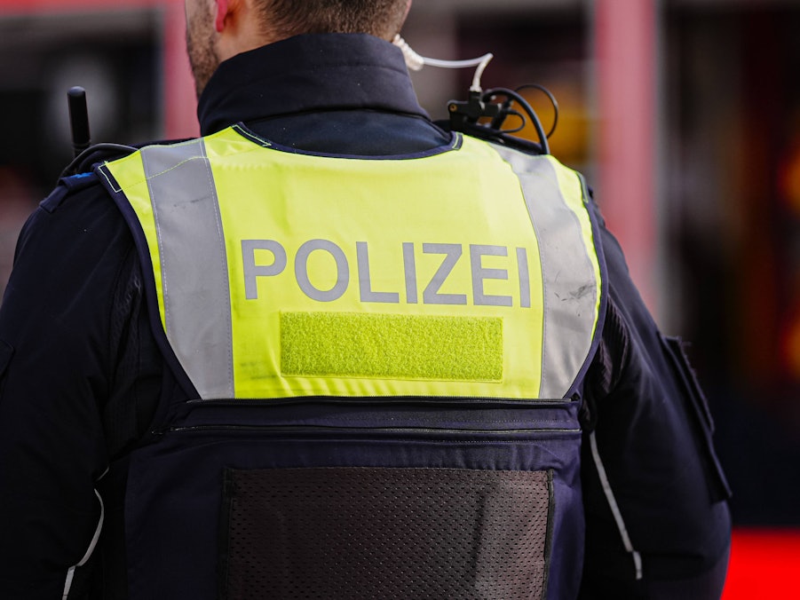 Polizist mit „POLIZEI“-Aufschrift auf Warnweste