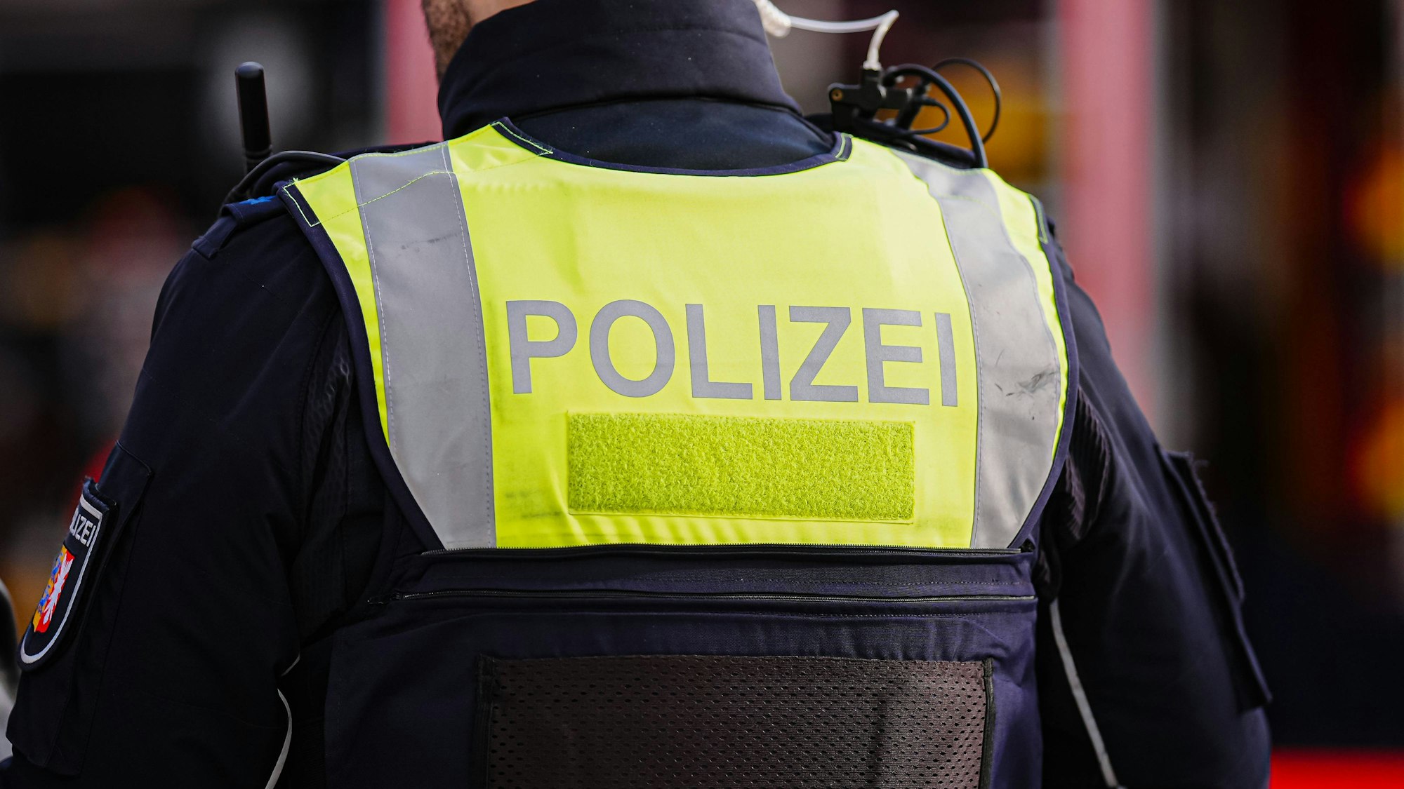 Polizist mit „POLIZEI“-Aufschrift auf Warnweste